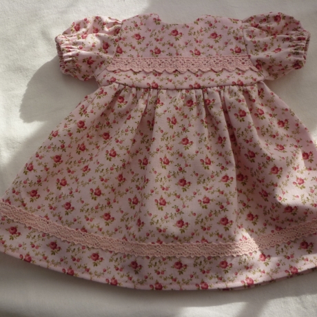 Röschenkleid, Grundfarbe rosé. Für Puppengröße 37 - 40 cm