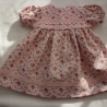 Röschenkleid, Grundfarbe rosé. Für Puppengröße 37 - 40 cm