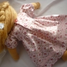 Röschenkleid, Grundfarbe rosé. Für Puppengröße 37 - 40 cm