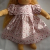 Röschenkleid, Grundfarbe rosé. Für Puppengröße 37 - 40 cm