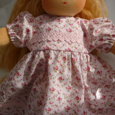 Röschenkleid, Grundfarbe rosé. Für Puppengröße 37 - 40 cm