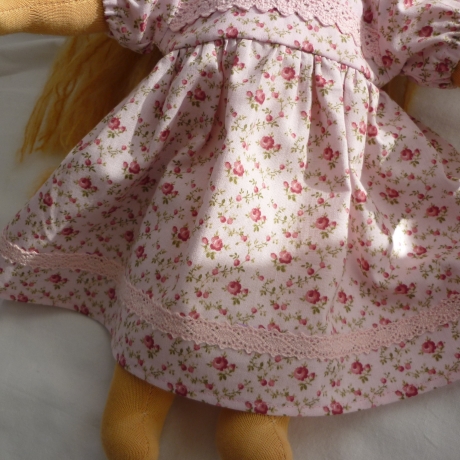 Röschenkleid, Grundfarbe rosé. Für Puppengröße 37 - 40 cm