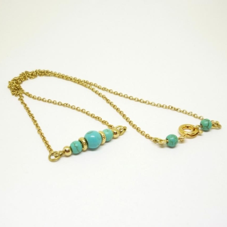 Halskette mit Naturstein Perlen, vergoldet