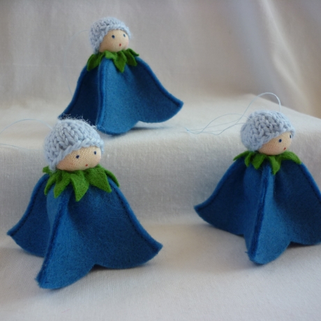 Glockenblumenhänger blau, Blumenkind aus Wollfilz