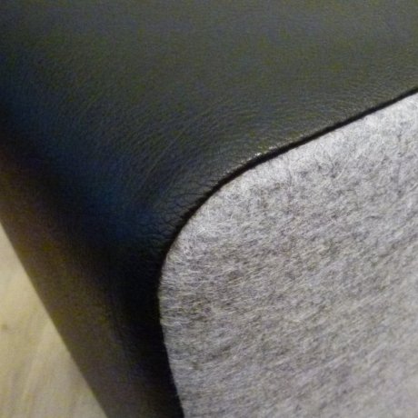 Hocker XL in Leder kombiniert mit Wollfilz