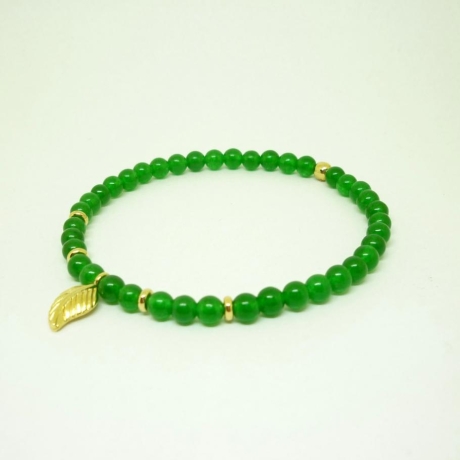 grünes Jade Armband mit vergoldetem Blatt- Anhänger