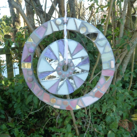 Mosaik Windspiel suncatcher rosa weiß