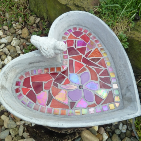 Mosaik Beton Vogeltränke Herz rosa rot