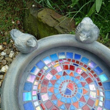 Mosaik Vogeltränke Keramik blau rot