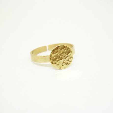 minimalistischer Plättchen-Ring, gehämmert und vergoldet