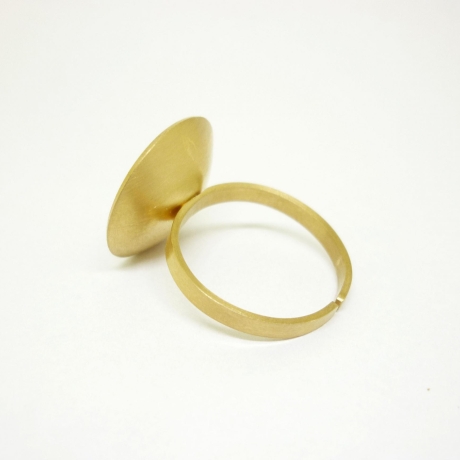 Ring gewölbte Scheibe mit Karneol- Cabochon, vergoldet