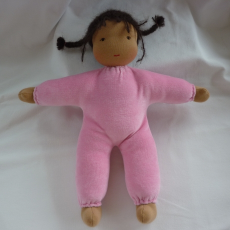 Nickilie mit etwas dunklerer Hautfarbe