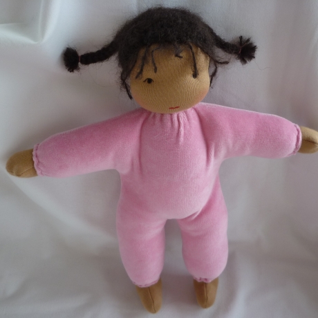 Nickilie mit etwas dunklerer Hautfarbe