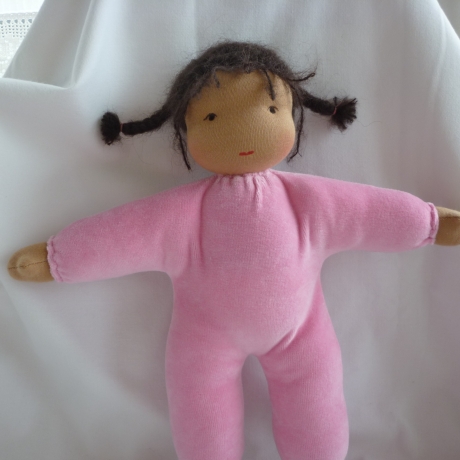 Nickilie mit etwas dunklerer Hautfarbe