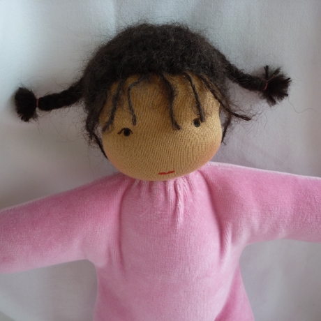 Nickilie mit etwas dunklerer Hautfarbe