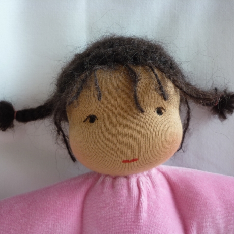 Nickilie mit etwas dunklerer Hautfarbe