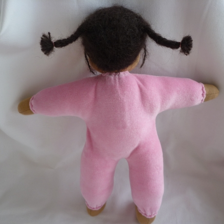 Nickilie mit etwas dunklerer Hautfarbe