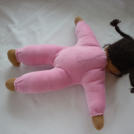 Nickilie mit etwas dunklerer Hautfarbe