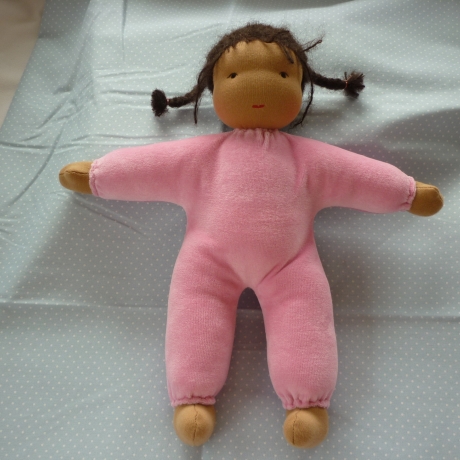 Nickilie mit etwas dunklerer Hautfarbe