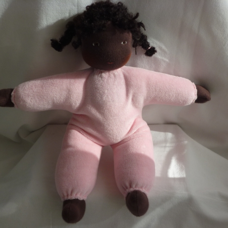 Nickilie mit dunkler Hautfarbe