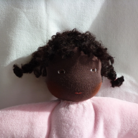 Nickilie mit dunkler Hautfarbe