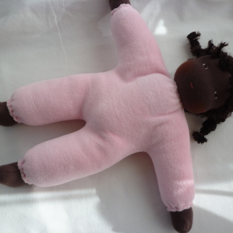 Nickilie mit dunkler Hautfarbe