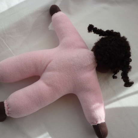 Nickilie mit dunkler Hautfarbe