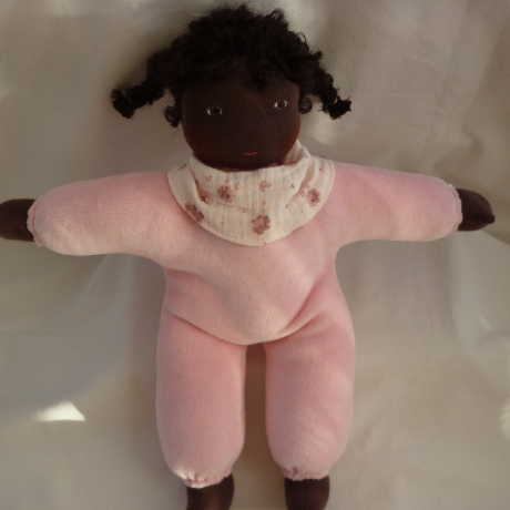 Nickilie mit dunkler Hautfarbe