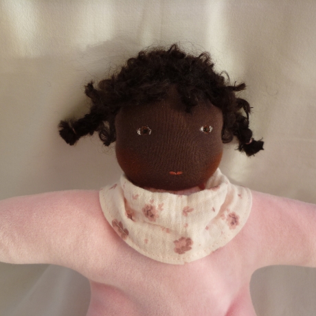 Nickilie mit dunkler Hautfarbe