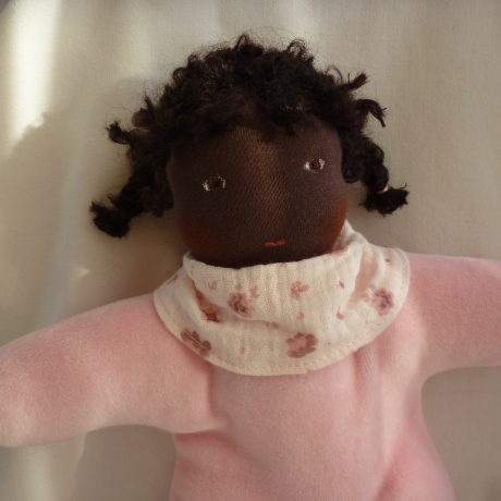 Nickilie mit dunkler Hautfarbe