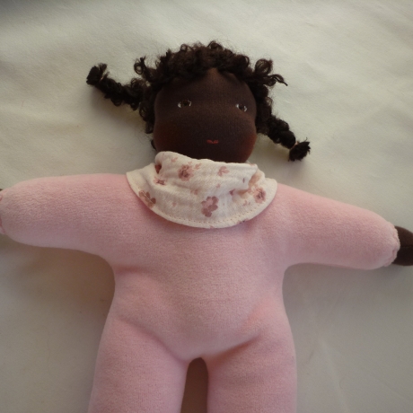 Nickilie mit dunkler Hautfarbe