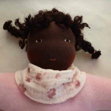 Nickilie mit dunkler Hautfarbe