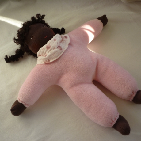 Nickilie mit dunkler Hautfarbe