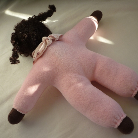 Nickilie mit dunkler Hautfarbe