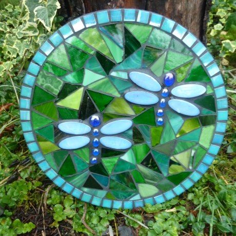 Mosaik  Garten Trittstein Dekostein rund Libellen weiß