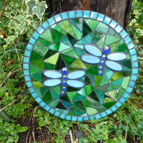 Mosaik  Garten Trittstein Dekostein rund Libellen weiß