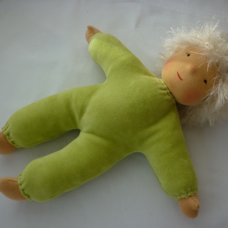 Nickilie. Stoffpuppe nach Art der Waldorfpuppe