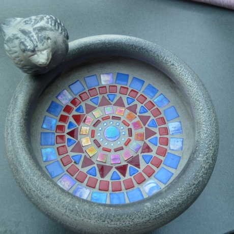 Mosaik Vogeltränke Keramik blau rot