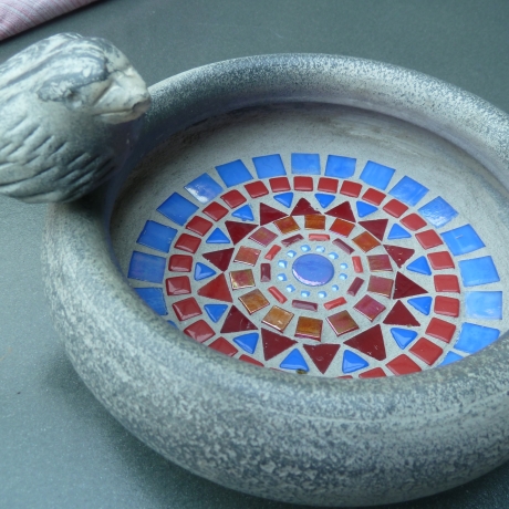 Mosaik Vogeltränke Keramik blau rot