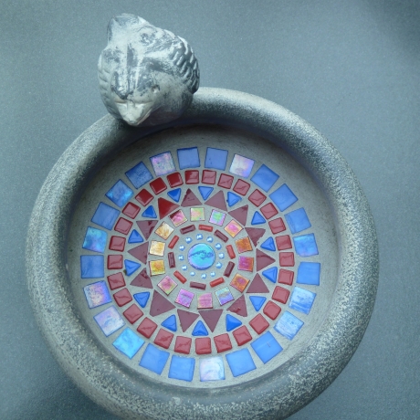 Mosaik Vogeltränke Keramik blau rot