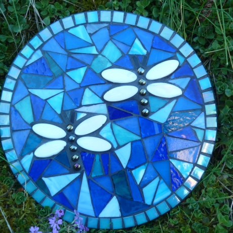 Mosaik  Garten Trittstein Dekostein rund Libellen weiß