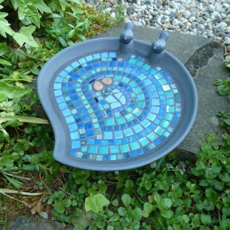 Mosaik Vogeltränke Blattform Blautöne