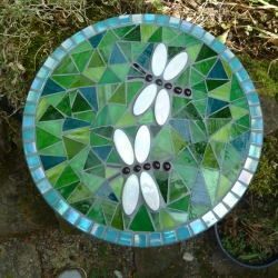 Mosaik  Garten Trittstein Dekostein rund Libellen weiß