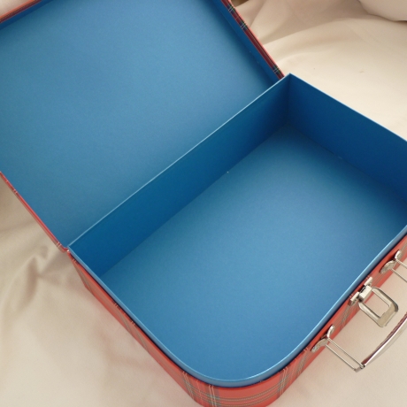 Puppenbett im Koffer.  29 x 20 cm