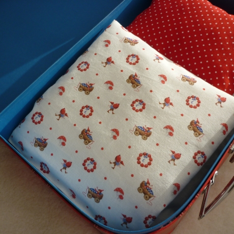 Puppenbett im Koffer.  29 x 20 cm