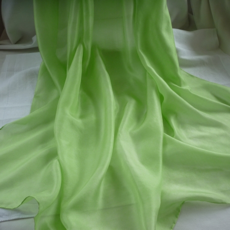 TausendschönStoffpuppen: Feenschleier aus Seide pflanzengefärbt