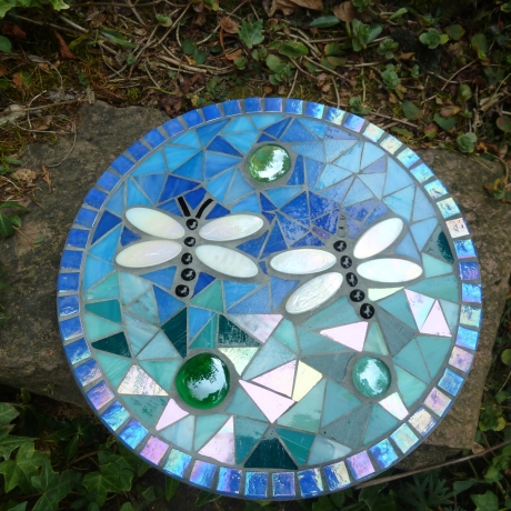 Mosaik  Garten Trittstein Dekostein rund Libellen weiß