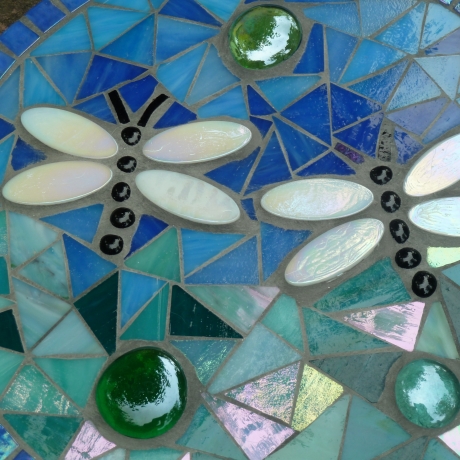 Mosaik  Garten Trittstein Dekostein rund Libellen weiß