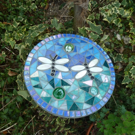 Mosaik  Garten Trittstein Dekostein rund Libellen weiß
