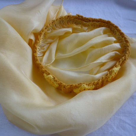 TausendschönStoffpuppen: Seidenschleier pflanzengefärbt